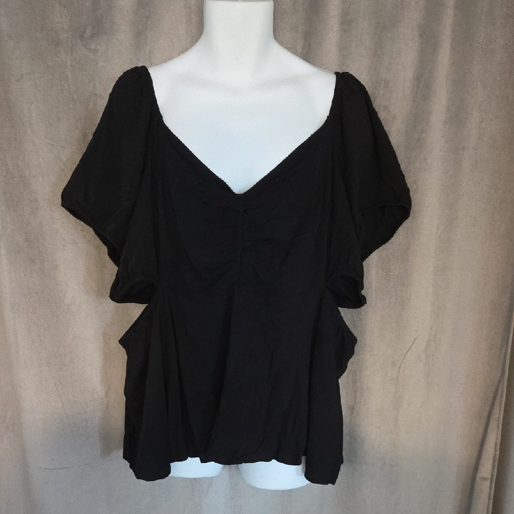NWT Torrid 4X Black Short Sleeve Top With Side Cutouts